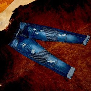 Distressed moto/skinny Jean